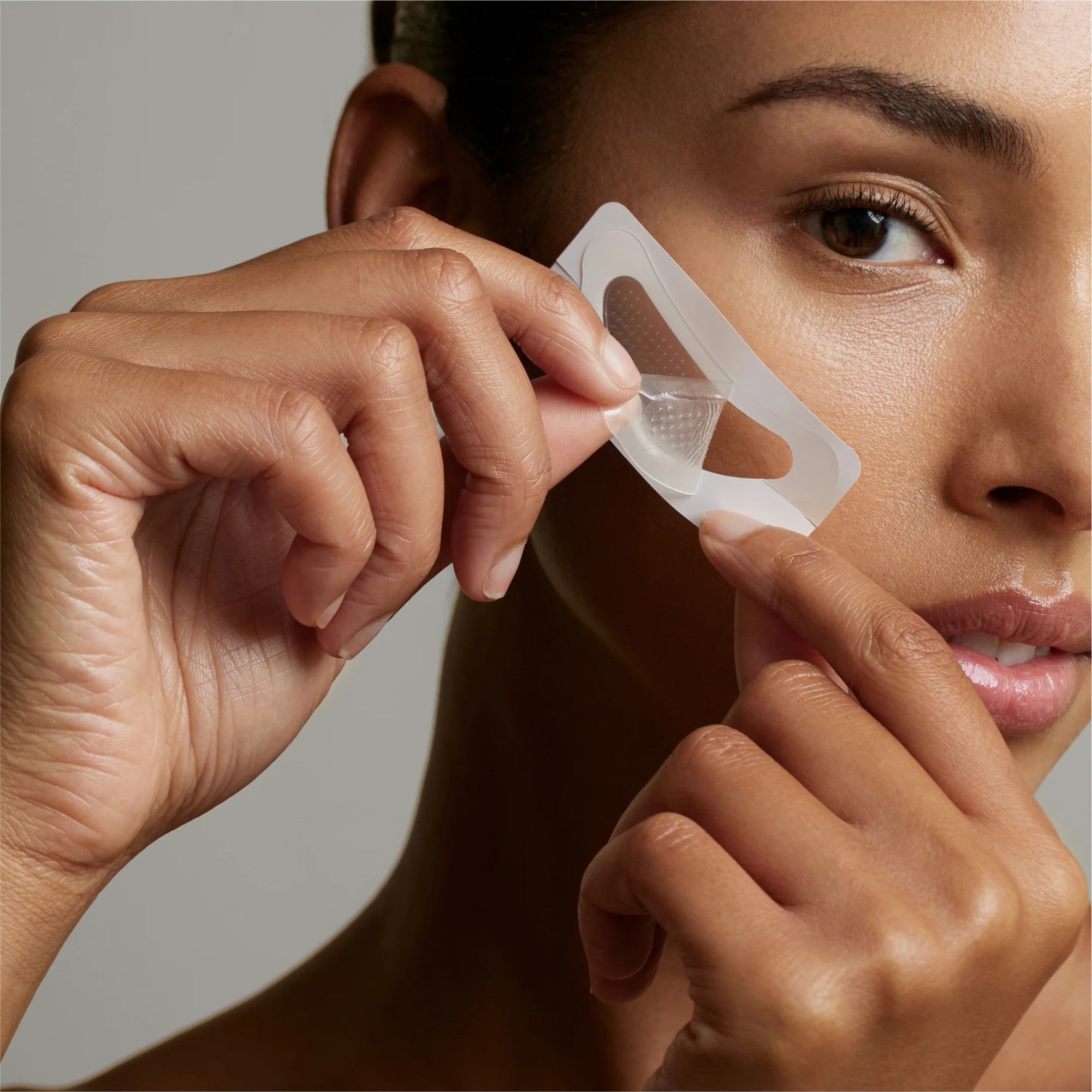 Application des patchs yeux micro infusion sur une peau propre pour un soin ciblé et une absorption optimale des actifs.