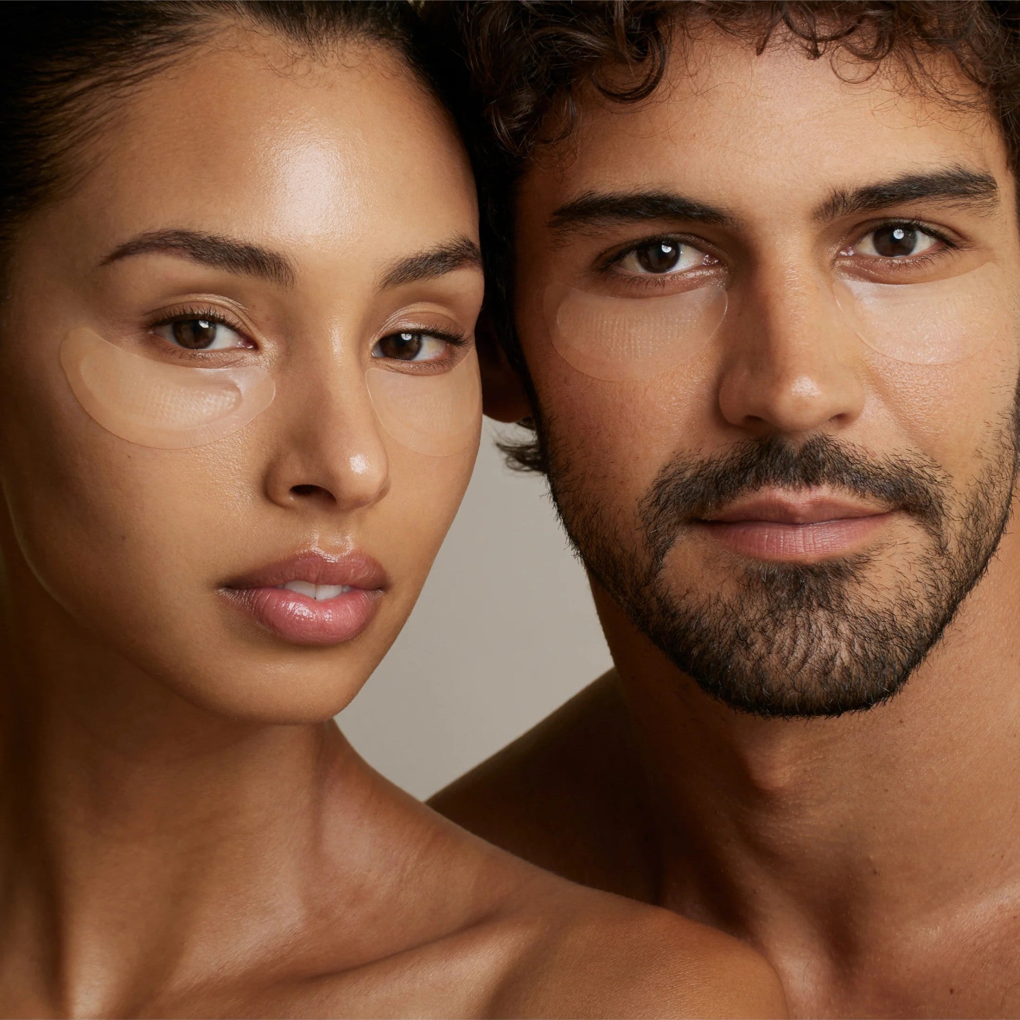 Patchs yeux micro infusion intégrés à une routine beauté premium pour prendre soin du contour des yeux au quotidien.