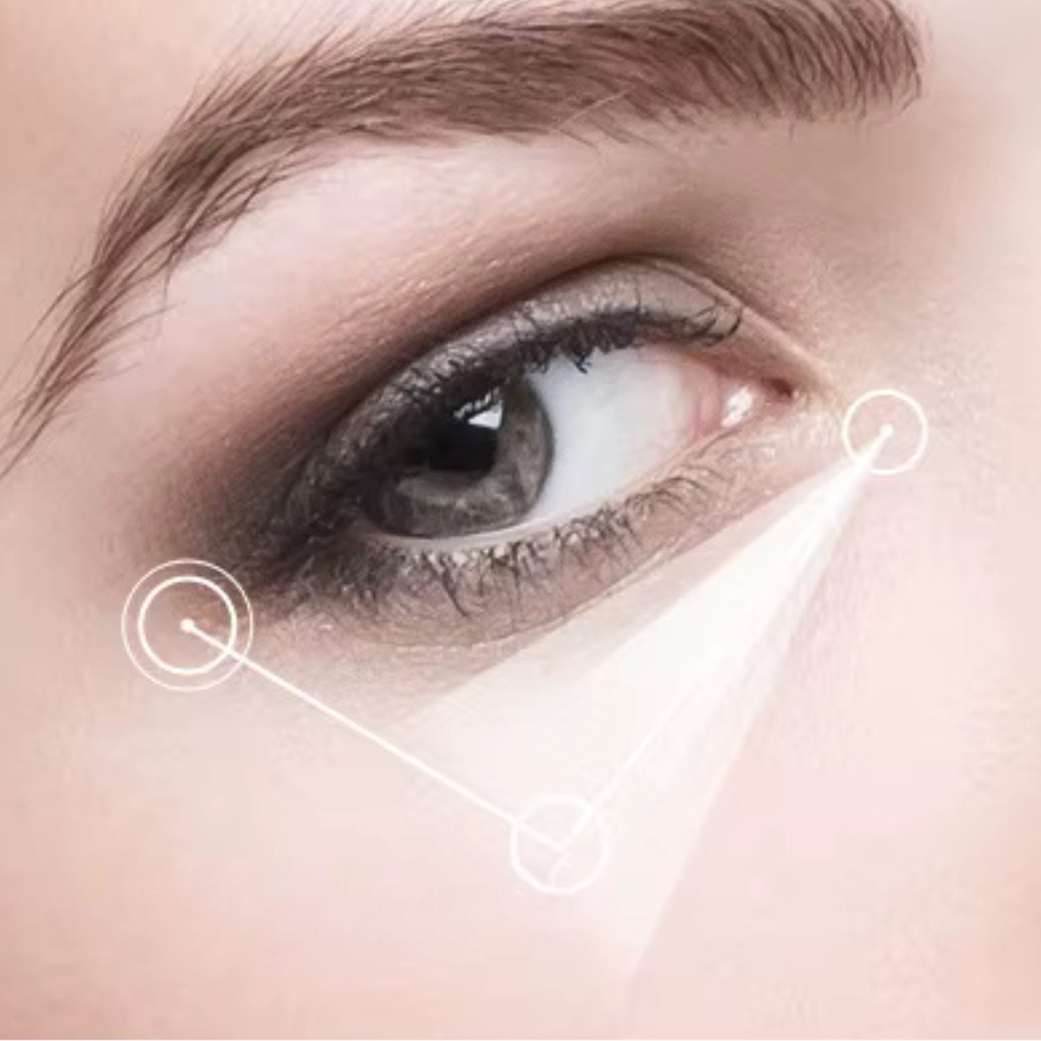 Contour des yeux repulpé avec patchs gel hydratants – effet comblant et défatigant.