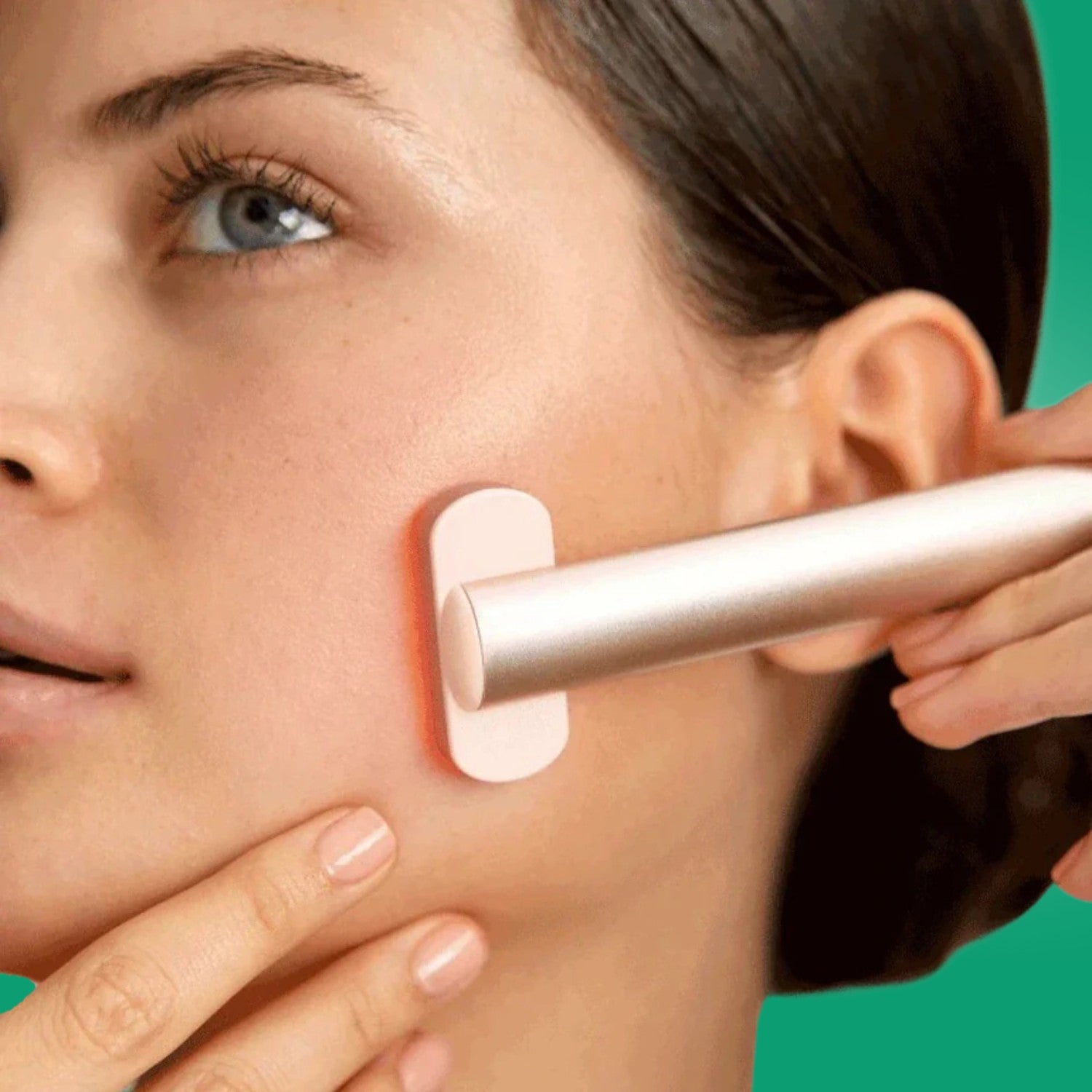 Massage du visage avec un appareil EMS à lumière rouge pour stimuler la peau et réduire les rides, etape d'utilisation