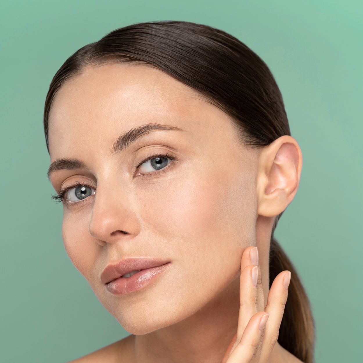 Étape 3 : masser délicatement le sérum au collagène pour favoriser la pénétration profonde des actifs