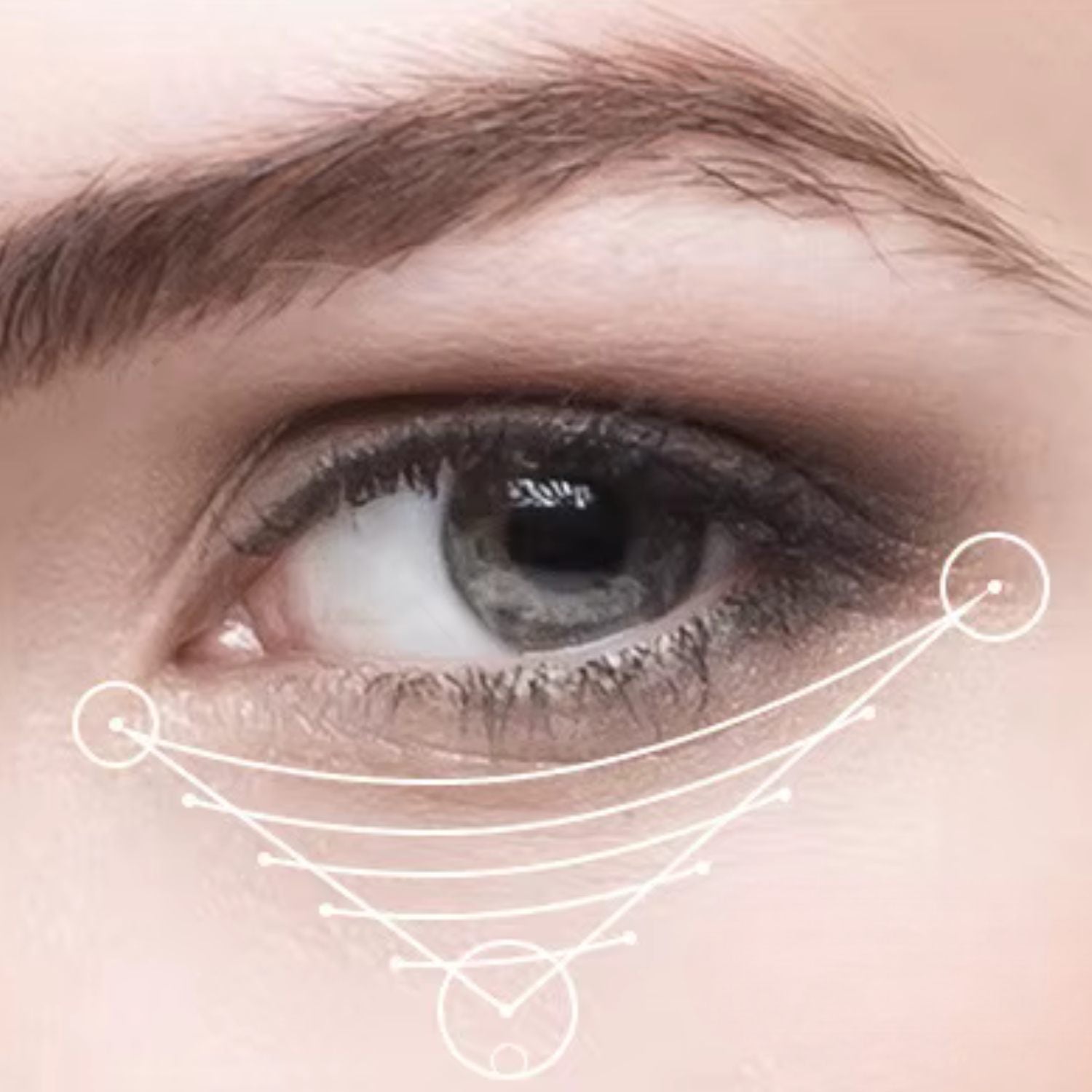 Œil lumineux après patchs anti-cernes – effet éclaircissant et hydratant du contour des yeux.