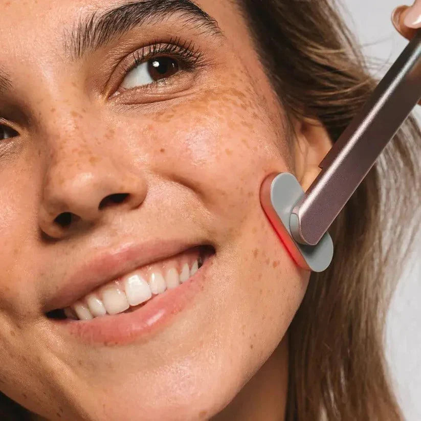 Soin visage anti rides utilisant la technologie EMS et la lumière rouge pour une peau plus lisse