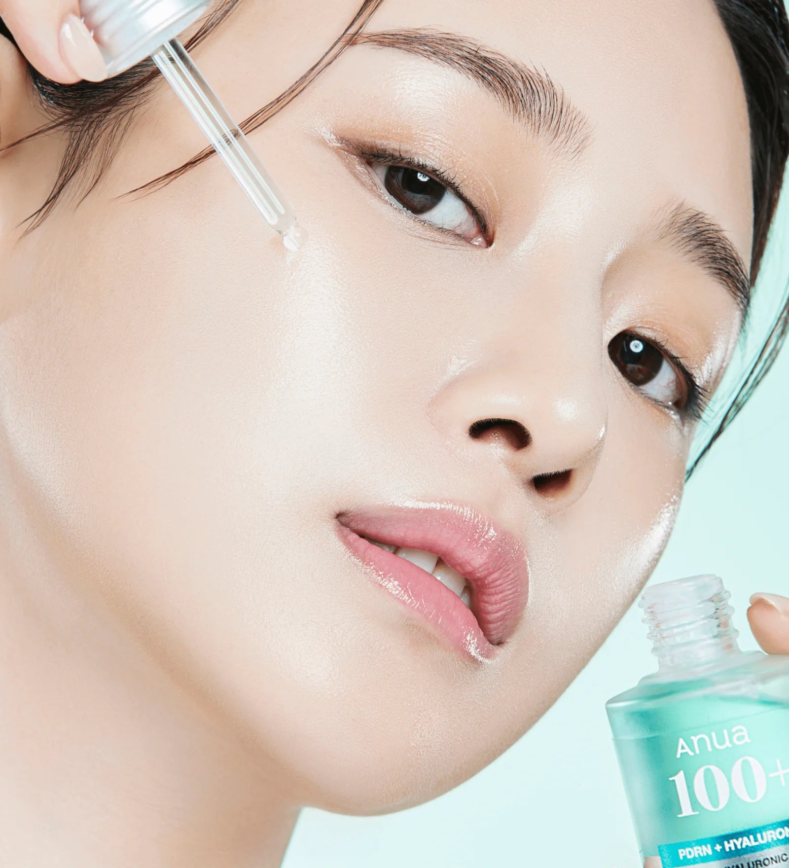 application du pdrn serum acide hyaluronique sur la peau pour hydratation et glow naturel