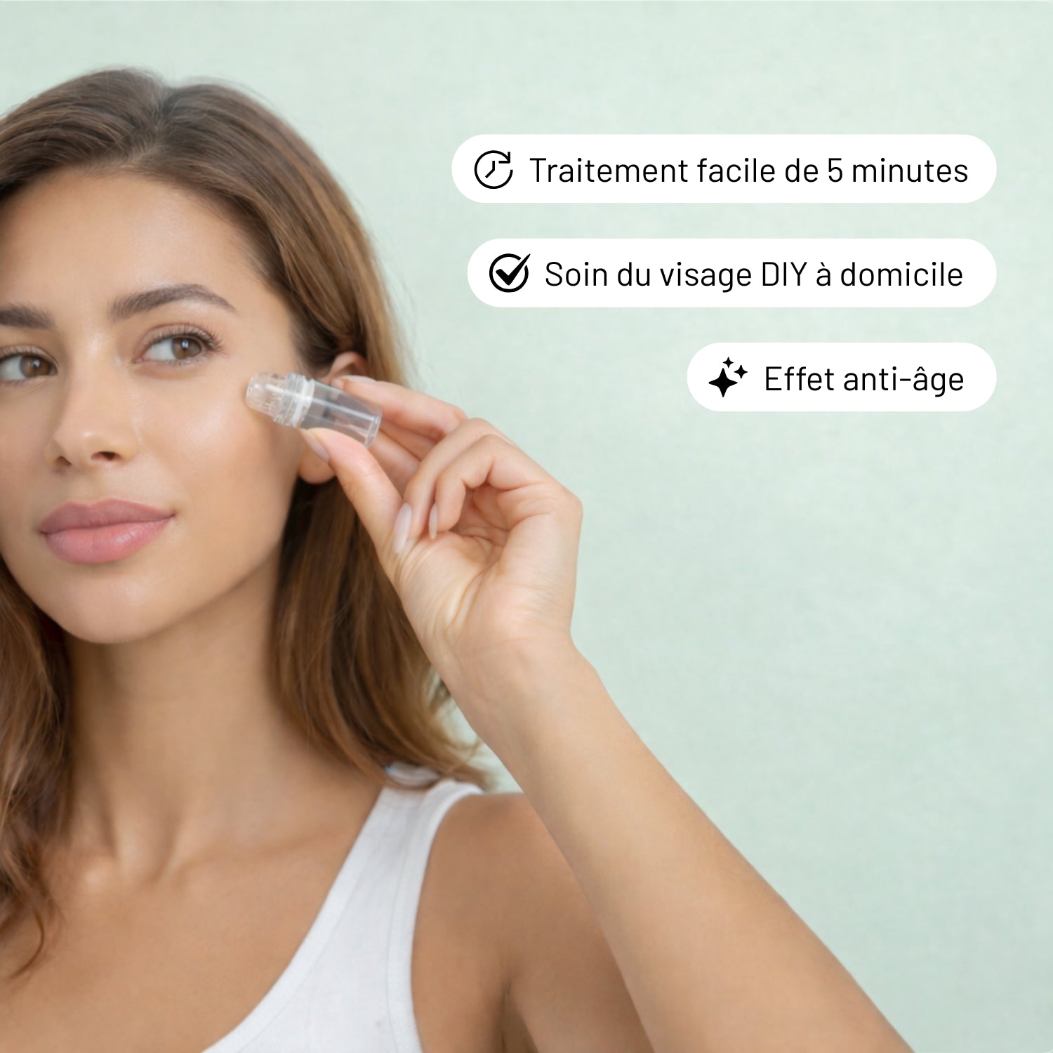 Application du système de micro infusion visage Pluvée Paris par une femme pour stimuler le collagène et raviver l’éclat de la peau
